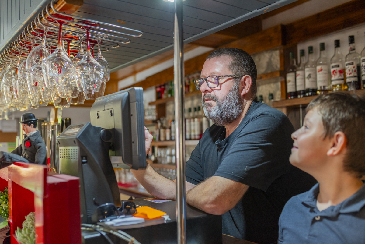 L’équipe du Petit Charlot au bar