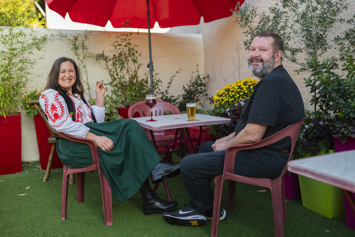 Les propriétaires du Petit Charlot sur la terrasse